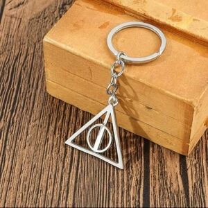 Harry Potter Deathly‎ Hallows Keychain Hogwarts School Of Magic Key Holder